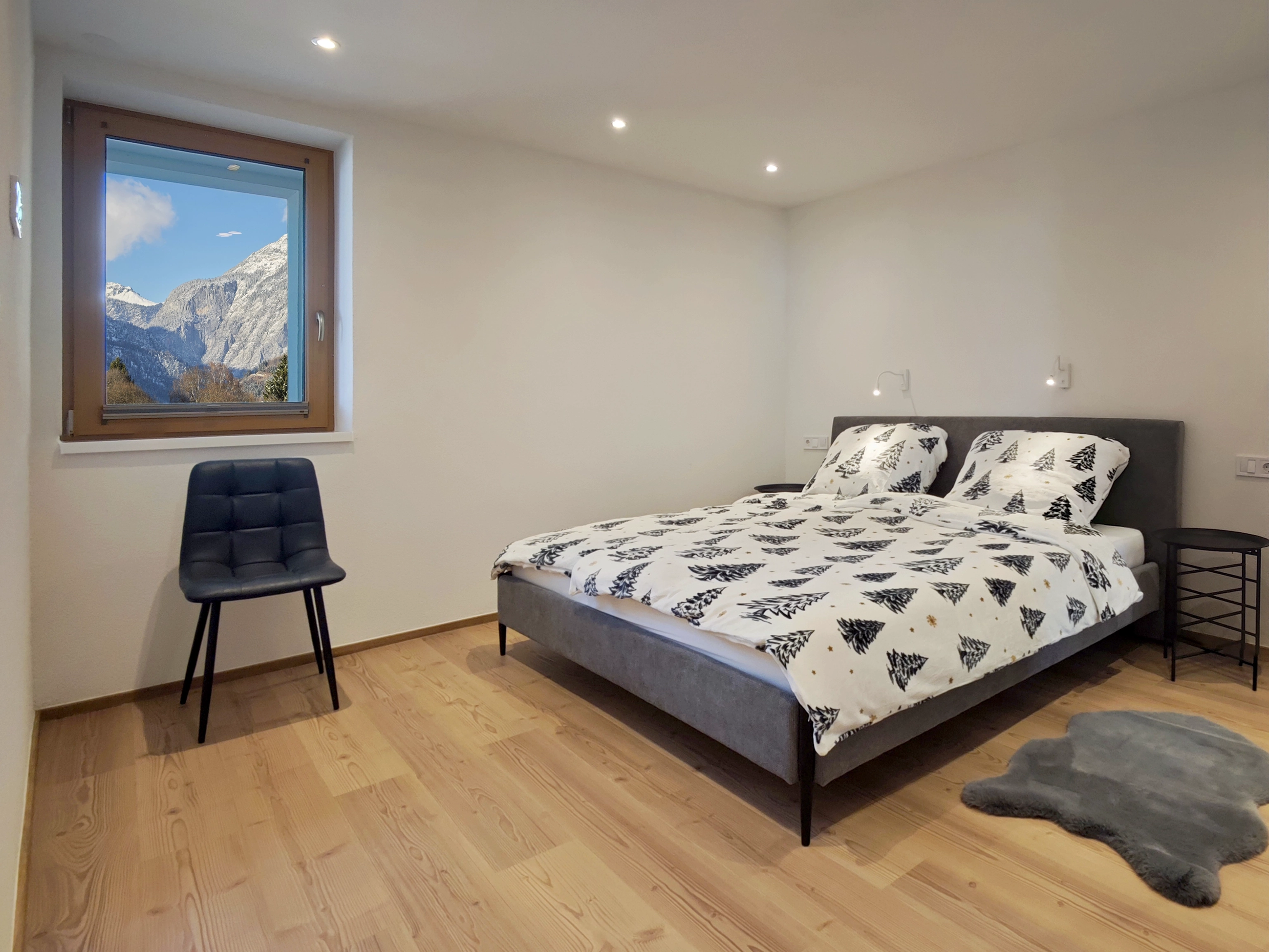 Ložnice s manželskou postelí 180 × 200 cm a výhledem na hory