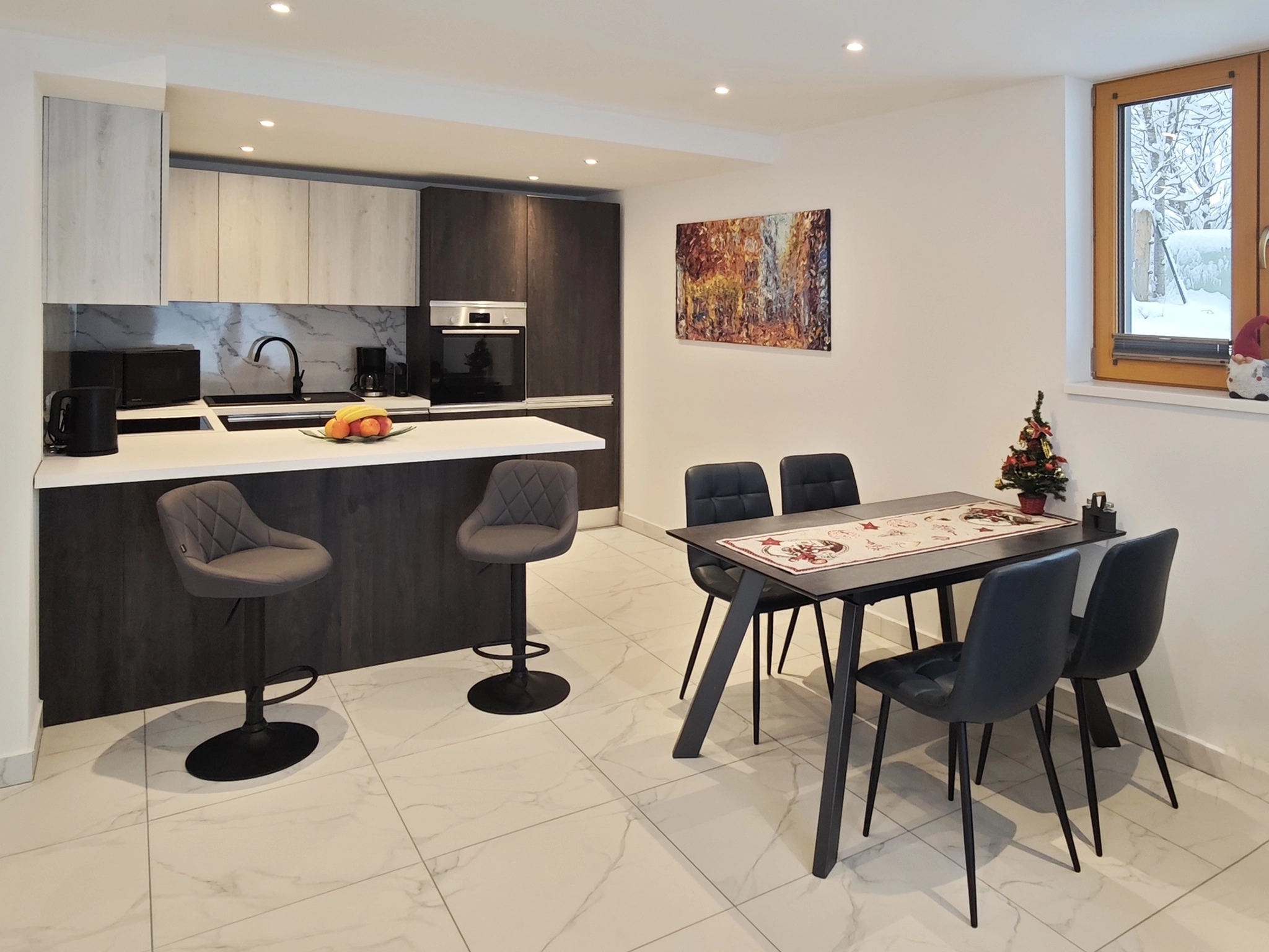 Otevřená kuchyně a jídelna v Schwarm Haus Apartment