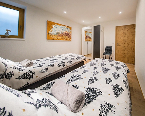 Ložnice se dvěma samostatnými lůžky v Schwarm Haus Apartment