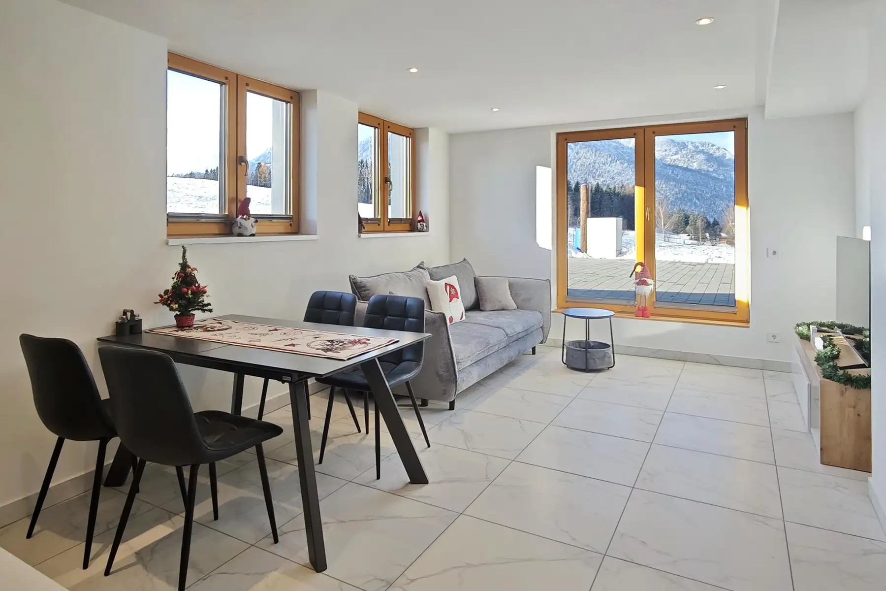 Bright living and dining area with mountain views at Schwarm Haus Apartment in Saalfelden